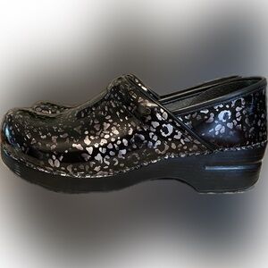 Leopard print Dansko Clogs SZ 40 Womens